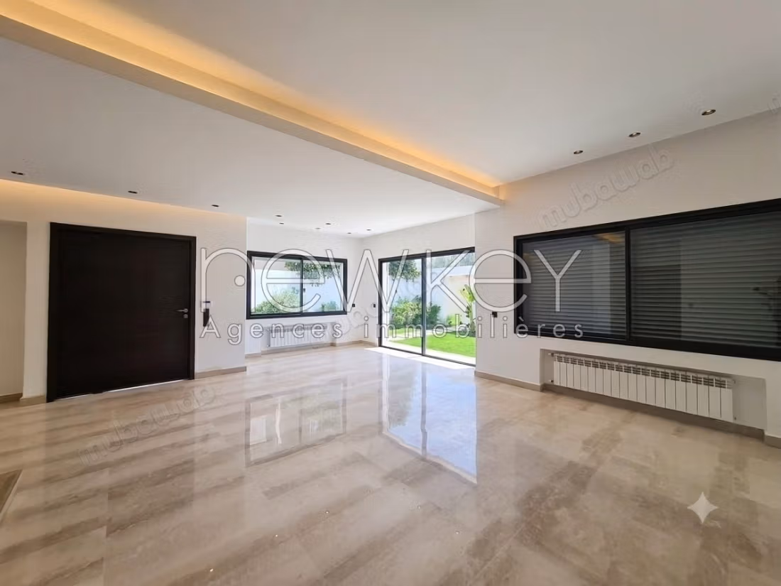 Villa de haut standing S4 à vendre à La Soukra