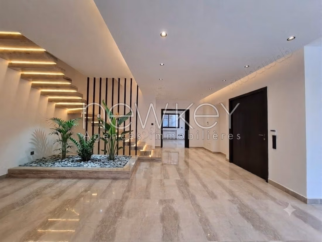 Villa de haut standing S4 à vendre à La Soukra
