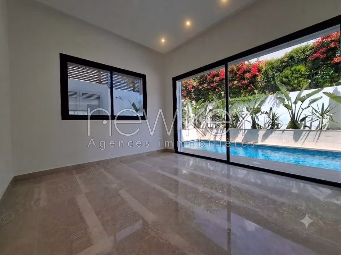 Villa de haut standing S4 à vendre à La Soukra