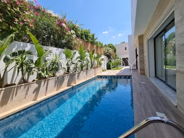 Villa de haut standing S4 à vendre à La Soukra