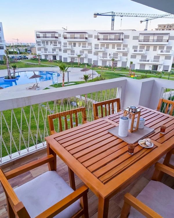 Bel appartement en location à M'Diq. 
Surface de 80 m². 
Salon traditionnel et système d'antenne parabolique