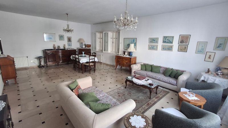 Acquista casa a Montplaisir. 10 ampi locali. Giardino, terrazzo