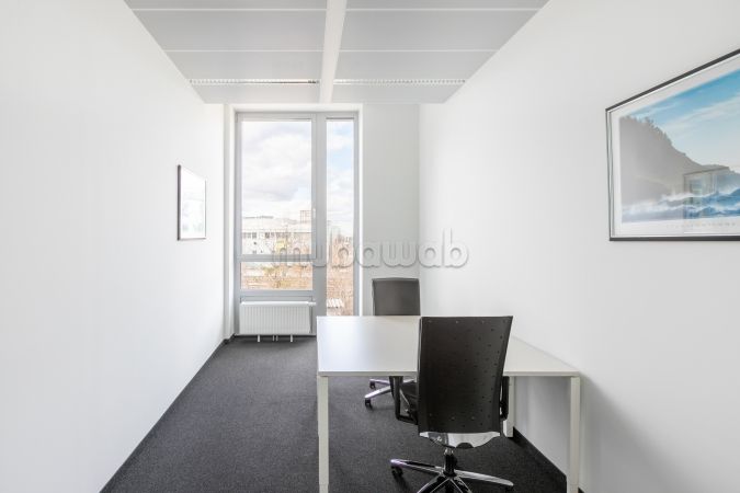 Offices for rent in Les Berges Du Lac 2. Area 10 m². Double glazed windows and central heating