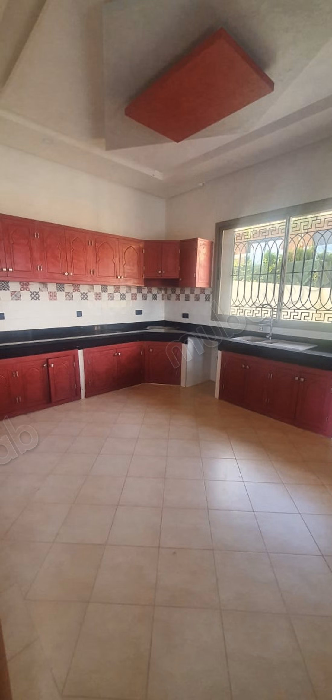 Magnificent villa for sale in Hay Targa. 9 comfortable rooms. Garden and lift