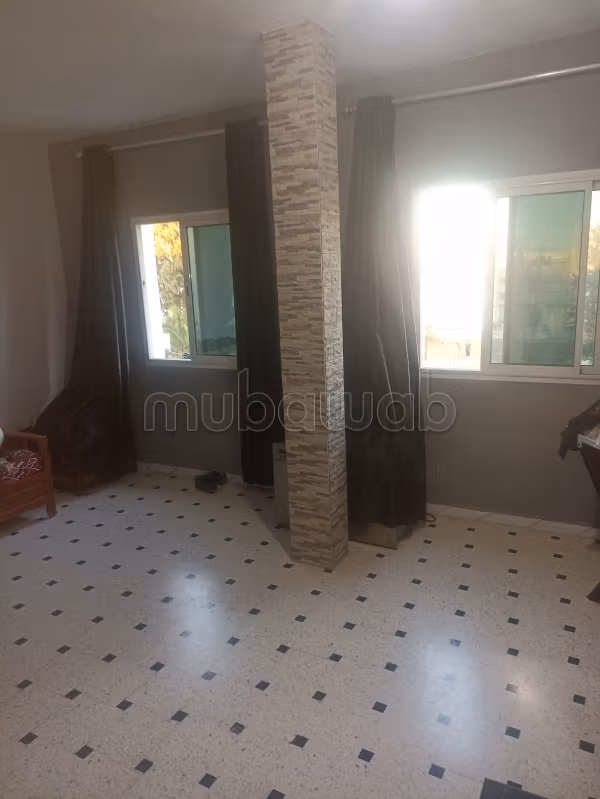 Vend appartement à Cité Boussouffara. Surface totale 105 m². Jardin