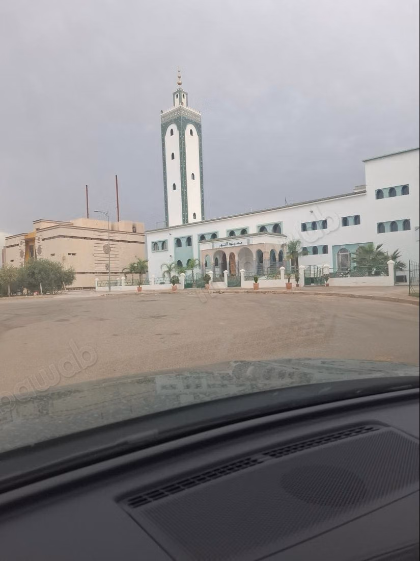 Lot de terrain commercial, sous sol R4 302 m2