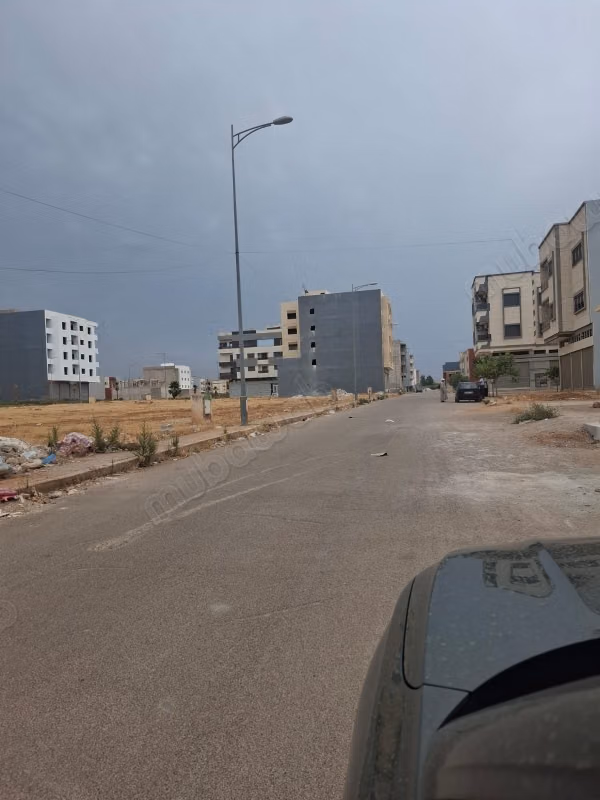 Lot de terrain commercial, sous sol R4 302 m2