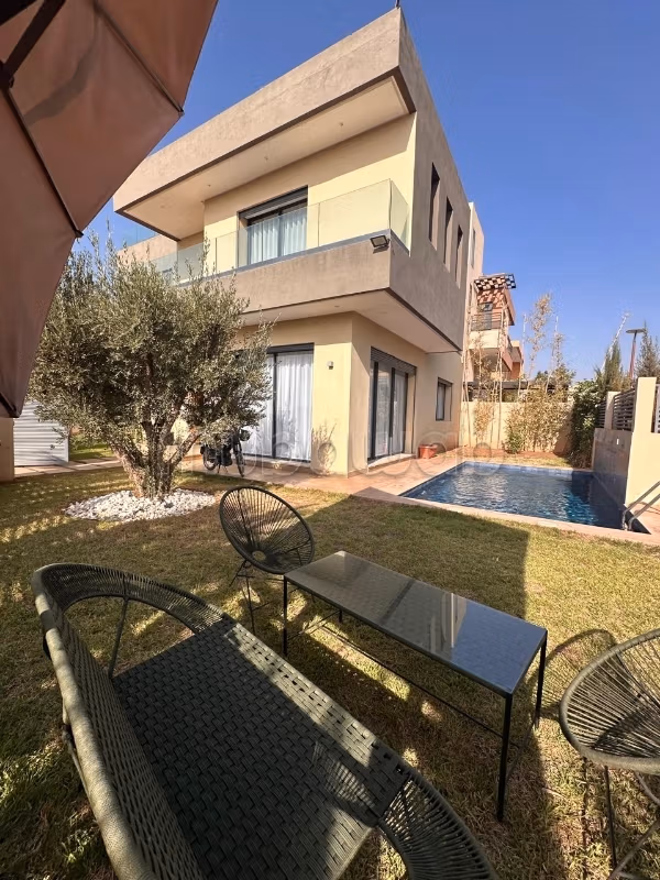 Eccezionale casa di lusso in affitto a Route de Tahanaout. Superficie totale 300 m². Giardino e terrazzo
