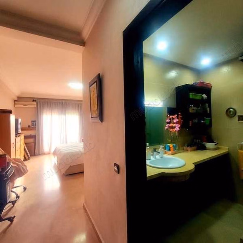 Find an apartment to buy in Mers Sultan. 6 comfortable rooms. With garage and lift