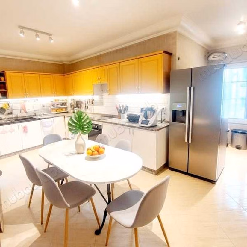 Find an apartment to buy in Mers Sultan. 6 comfortable rooms. With garage and lift