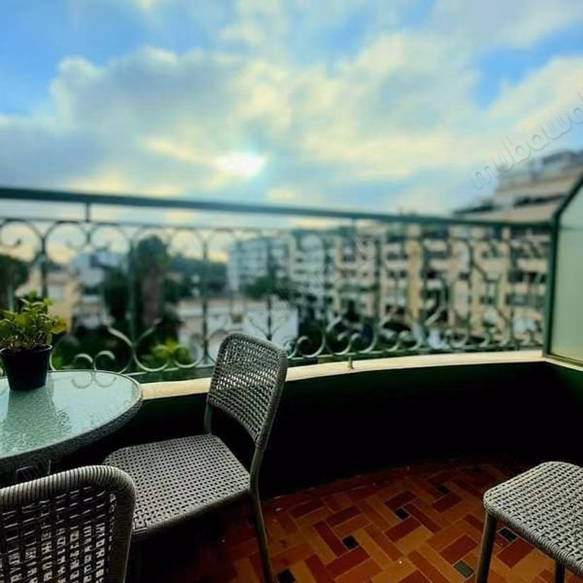 Find an apartment to buy in Mers Sultan. 6 comfortable rooms. With garage and lift