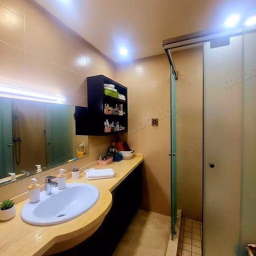 Find an apartment to buy in Mers Sultan. 6 comfortable rooms. With garage and lift
