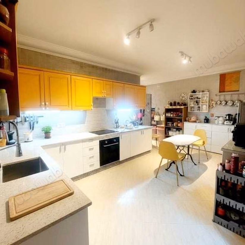 Find an apartment to buy in Mers Sultan. 6 comfortable rooms. With garage and lift