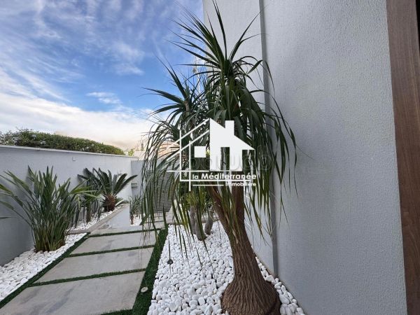 High quality villa for rent in Les Berges Du Lac 2.1 Room. Ample storage space