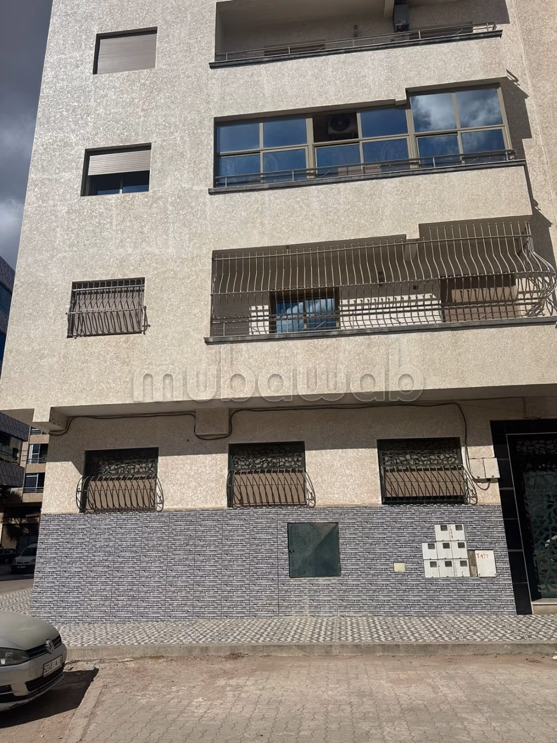 شقة جميلة للبيع ببرشيد. 2 غرف جميلة. مطبخ مجهز جيدا