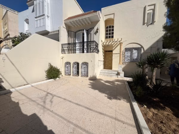 Magnificent villa for sale. Area of 286 m². Garden and terrace