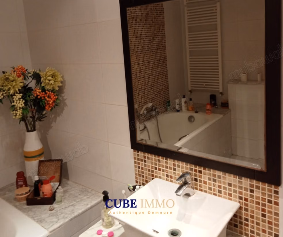 Rent an apartment in Les Berges Du Lac 2. Dimension 130 m². Furnished