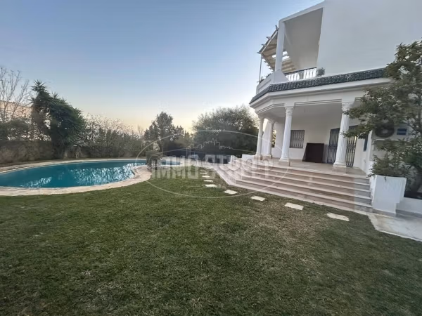 Beautiful house for sale in Gammarth Supérieur. 6 beautiful rooms. Secured neighbourhood