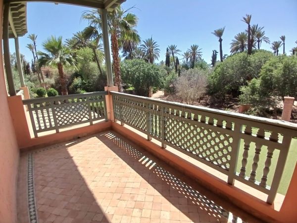 Piso en venta en Ennakhil Palmeraie. 5 habitaciones grandes. Chimenea y aire condicionado