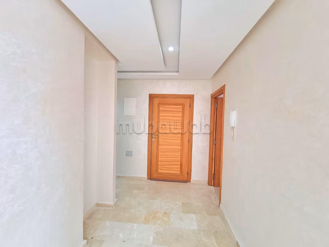 Bel appartement en location à Victoria. 3 grandes pièces. Meublé — 3