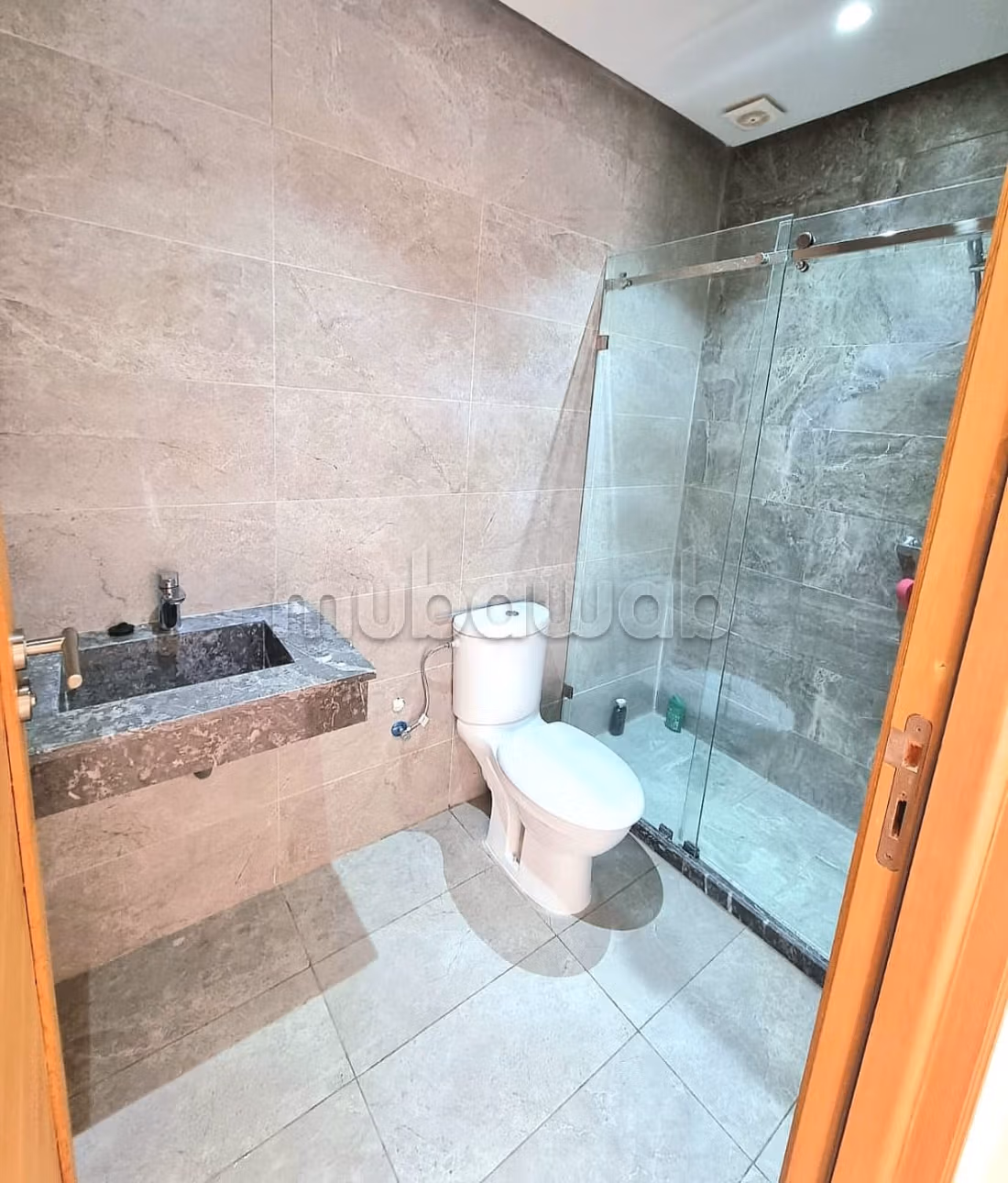 Bel appartement en location à Victoria. 3 grandes pièces. Meublé — 4