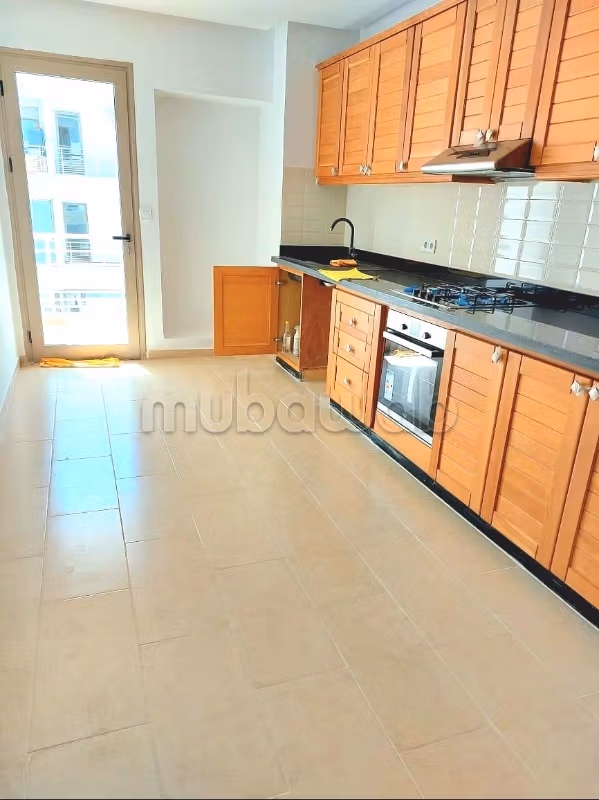 Bel appartement en location à Victoria. 3 grandes pièces. Meublé