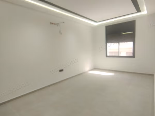 Ufficio in affitto a Agdal. Superficie totale 140 m². Posto auto e terrazzo