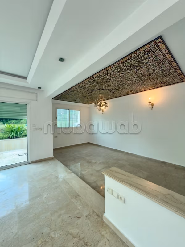 Find an apartment for rent in Hassan Centre Ville. 3 large rooms. Ample storage space