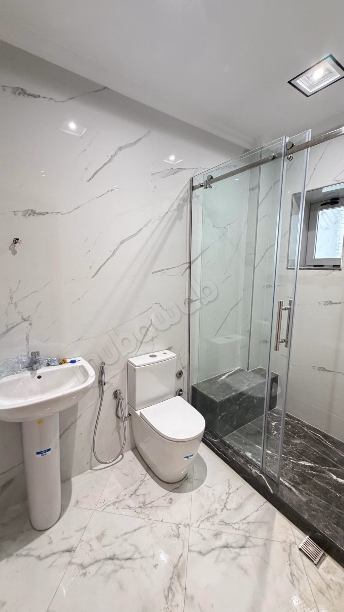 Appartement vide neuf a louer à Moujahidin 
3 chambres