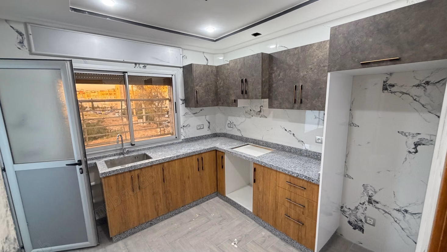 Appartement vide neuf a louer à Moujahidin 
3 chambres