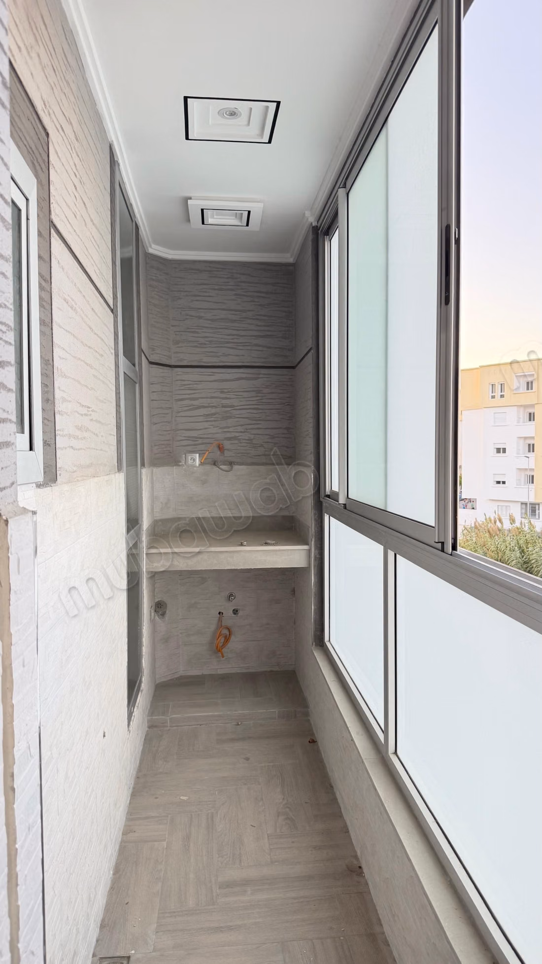 Appartement vide neuf a louer à Moujahidin 
3 chambres
