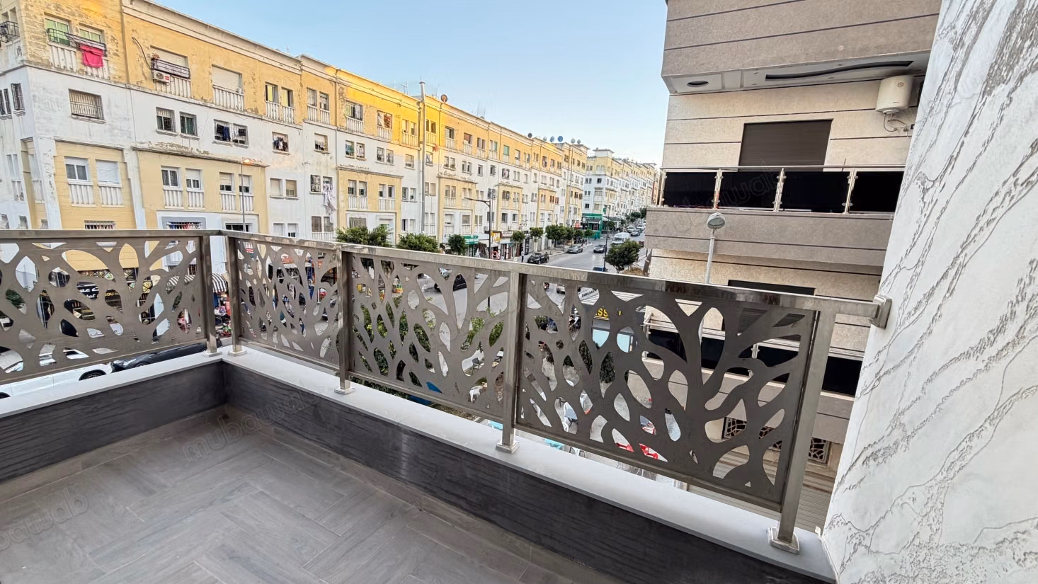 Appartement vide neuf a louer à Moujahidin 
3 chambres