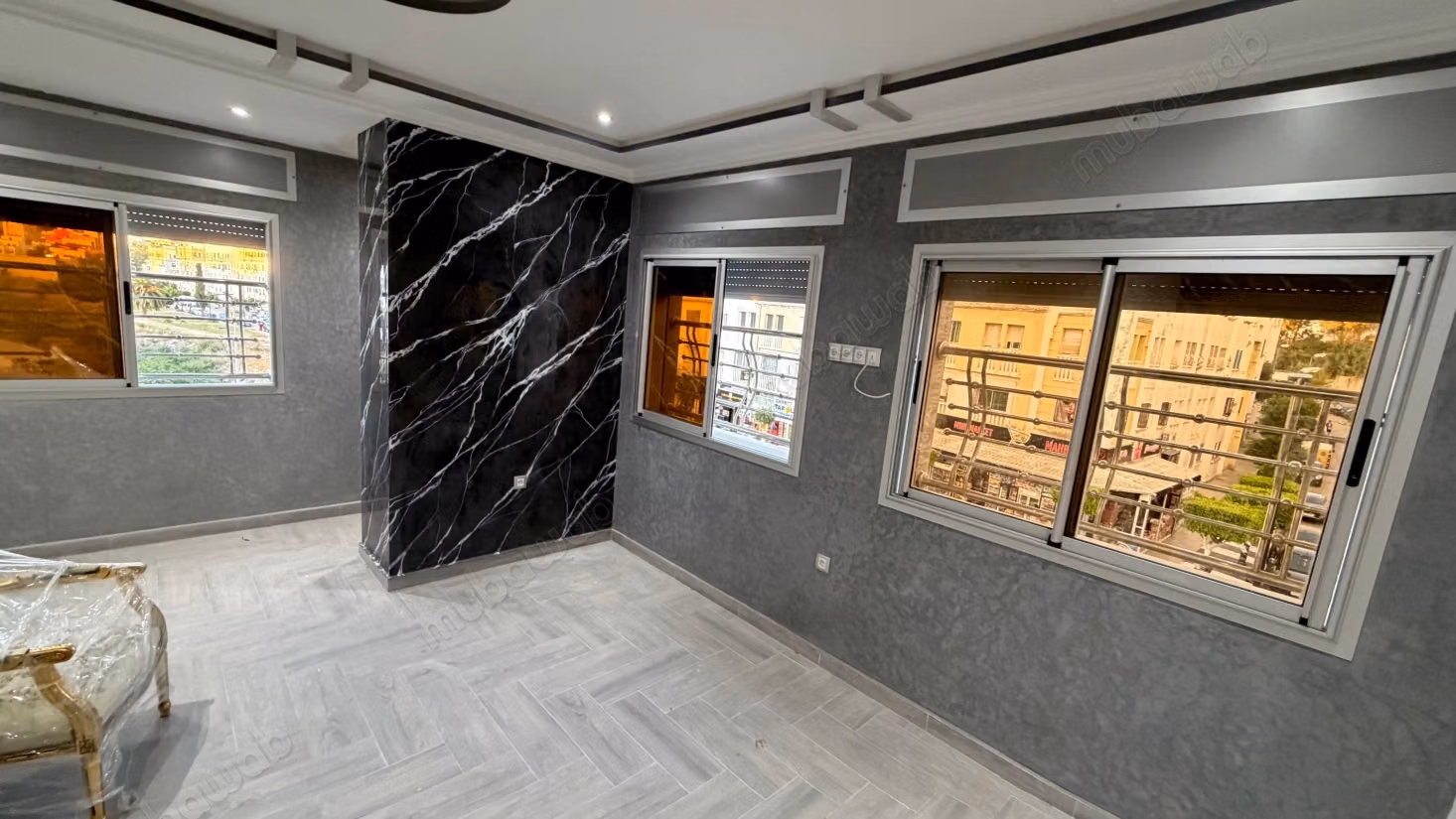 Appartement vide neuf a louer à Moujahidin 
3 chambres