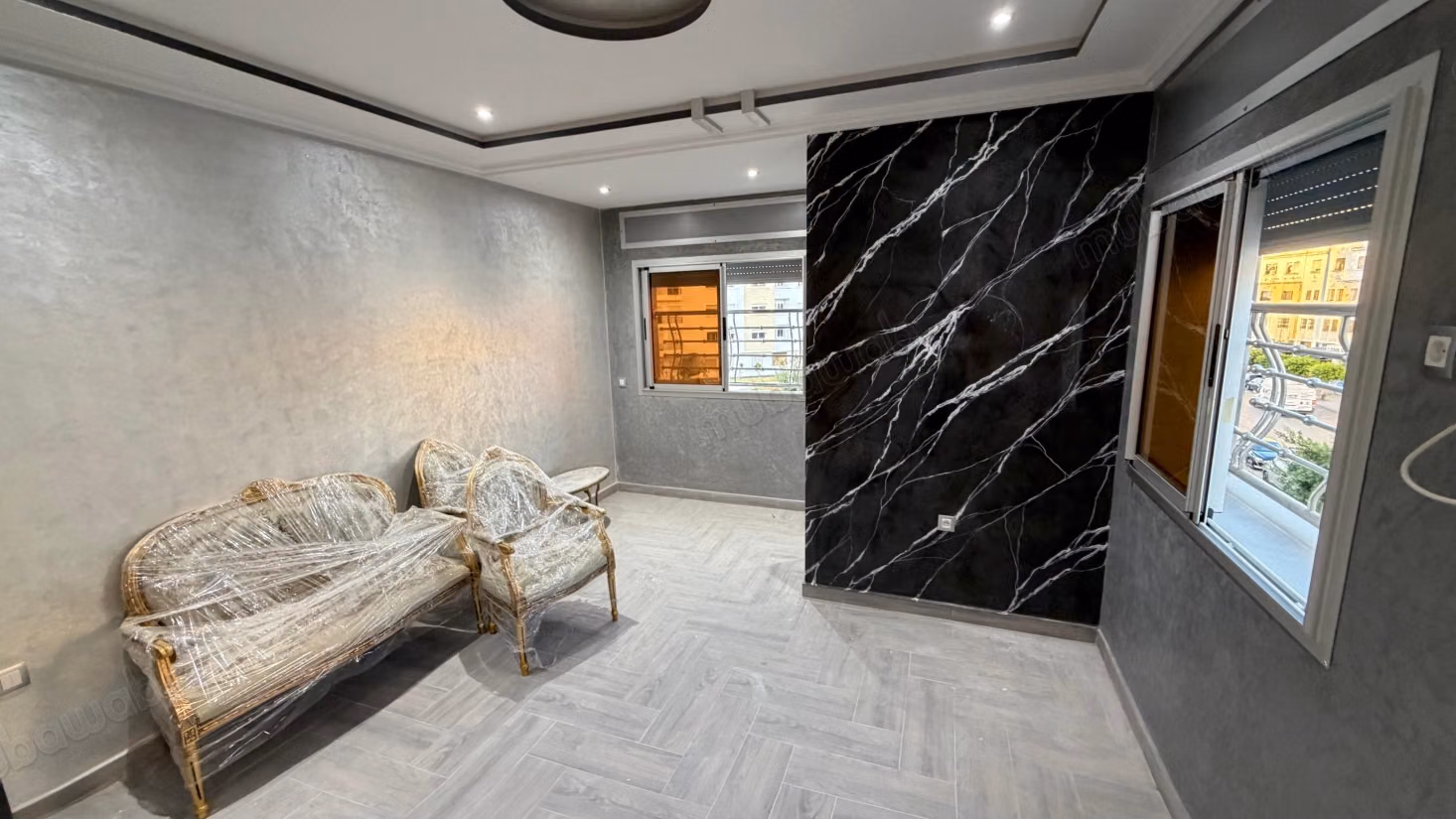 Appartement vide neuf a louer à Moujahidin 
3 chambres