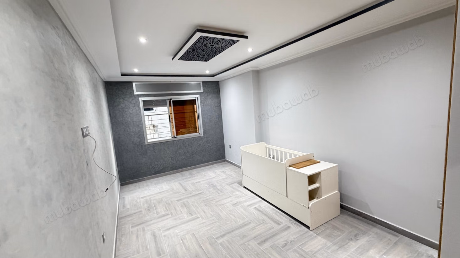 Appartement vide neuf a louer à Moujahidin 
3 chambres