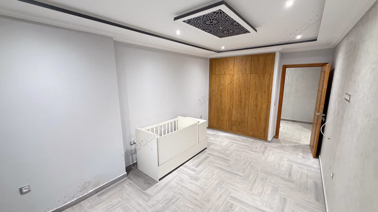 Appartement vide neuf a louer à Moujahidin 
3 chambres