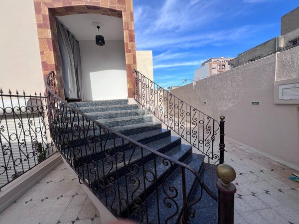 Magnifica villa in vendita. Superficie totale 360 m². Finestre con doppi vetri e riscaldamento