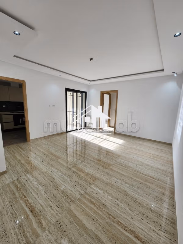 Affitto di un bellissimo appartamento a La Soukra. 3 camere da letto. Condizionatore e servizio di conciergerie