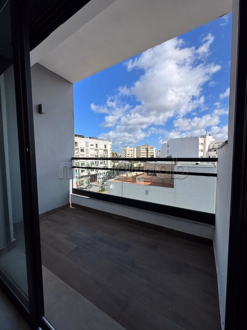 Joli studio neuf vide avec balcon sans vis a vis