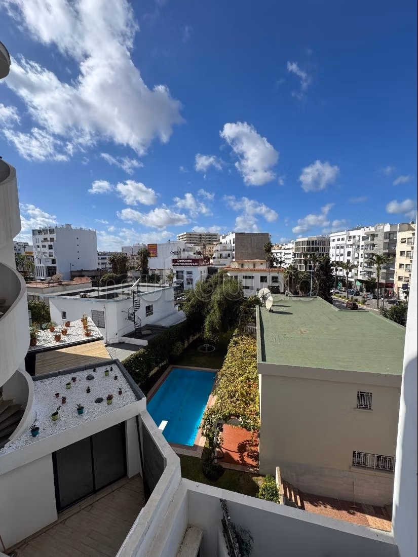 Joli studio neuf vide avec balcon sans vis a vis