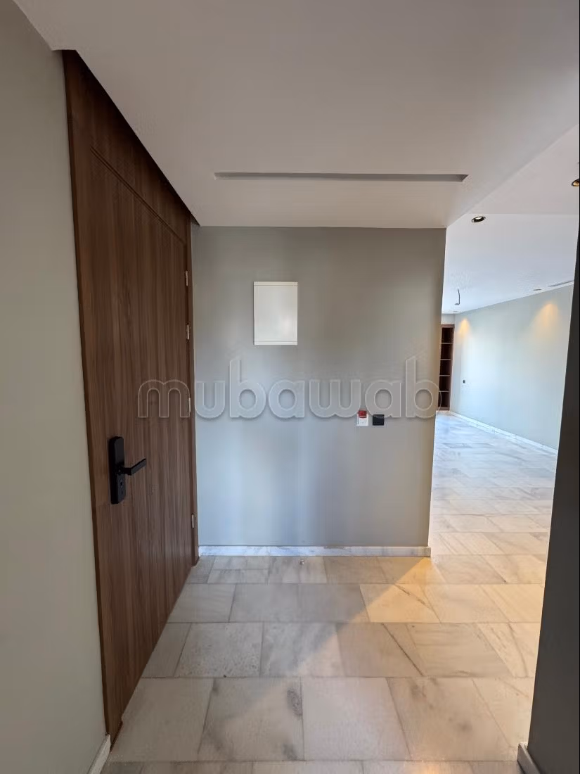 Joli studio neuf vide avec balcon sans vis a vis