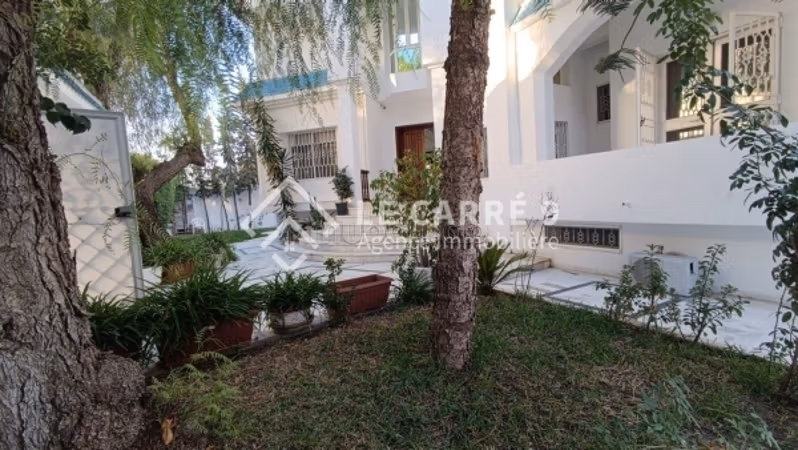 A louer une villa avec piscine au Lac 1