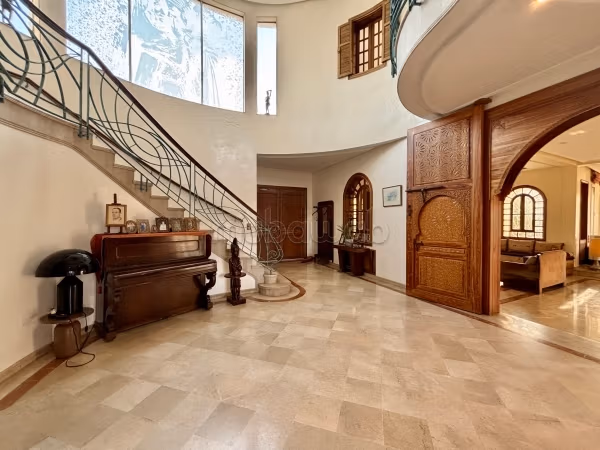 Magnífica villa en venta. 15 habitaciones grandes. Chimenea, piscina