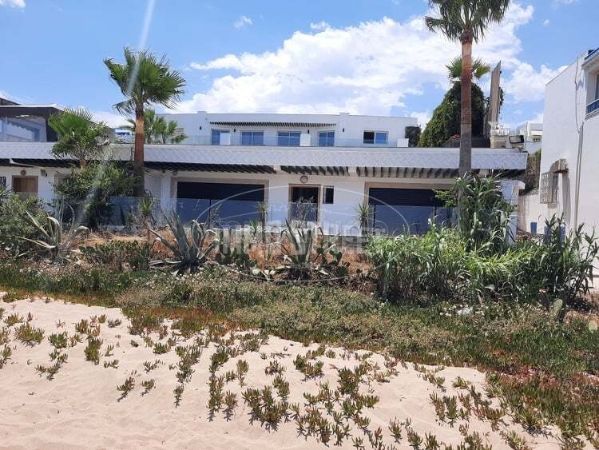 Rent an apartment in La Marsa. 4 large rooms. Well furnished