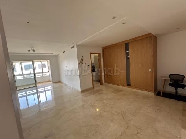 Nu te huur: appartementen. Totale oppervlakte 130 m². Conciërgeservice en mooi zwembad