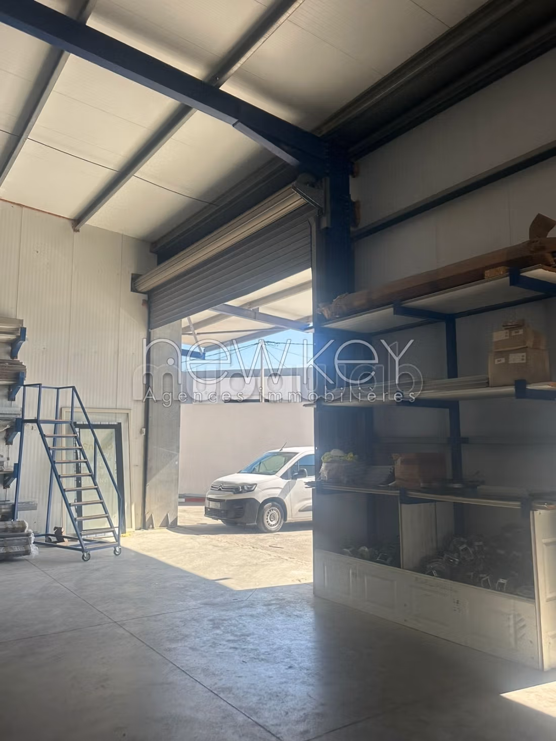 Dépôt de 3200 m² à vendre