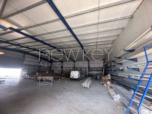 Dépôt de 3200 m² à vendre