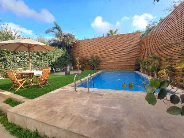 Se vende villa de lujo en Hermitage. Dimensión 500 m². Calefacción central y puerta de seguridad