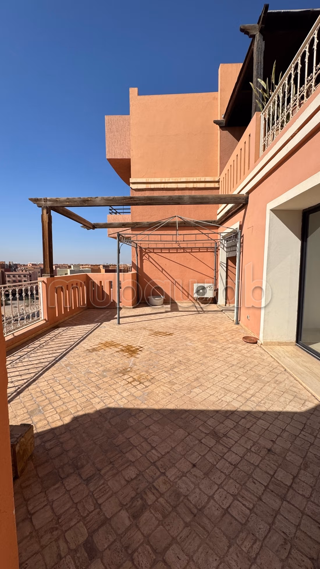 Bel appartement avec une grand terrasse — 2