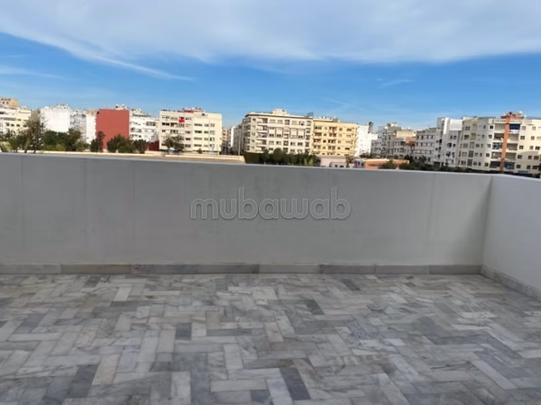Huurhuizen beschikbaar in Bourgogne Est. Oppervlakte 105 m². Terras en garage